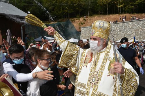 Patriarhul României a târnosit noua biserică a Mănăstirii Izbuc Poza 152938