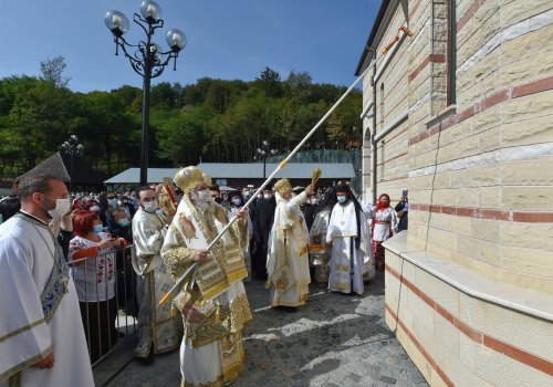 Patriarhul României a târnosit noua biserică a Mănăstirii Izbuc Poza 152940