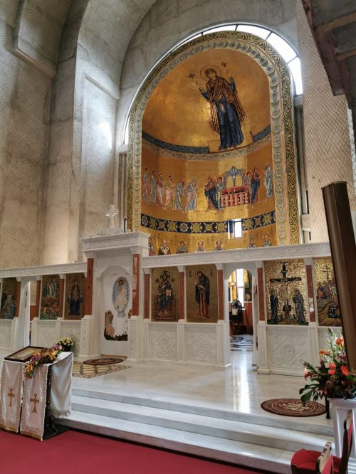 O mare făclie de Înviere a fost sfinţită la Oradea: noua Catedrală Episcopală Ortodoxă Poza 152944