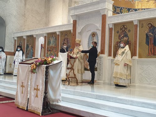 O mare făclie de Înviere a fost sfinţită la Oradea: noua Catedrală Episcopală Ortodoxă Poza 152946