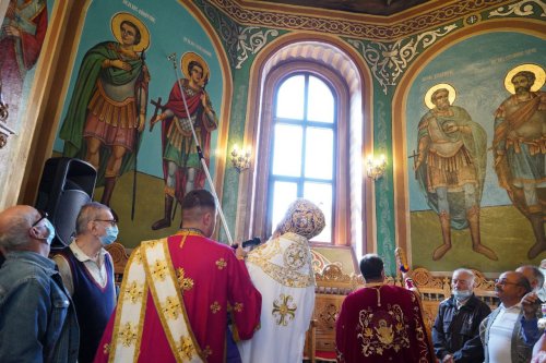 Slujire arhierească și sfințire la o biserică din Oltenița Poza 153570