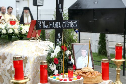 Înmormântarea unui fost părinte director al seminarului din Buzău Poza 154350