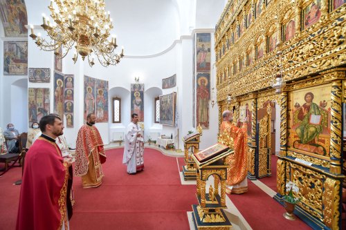 Mucenicii Serghie şi Vah, cinstiţi în biserica din incinta Palatului Cotroceni Poza 154323