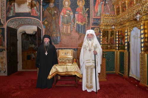 Sfințirea unei noi racle la Patriarhie pentru Mănăstirea Neamț Poza 154967