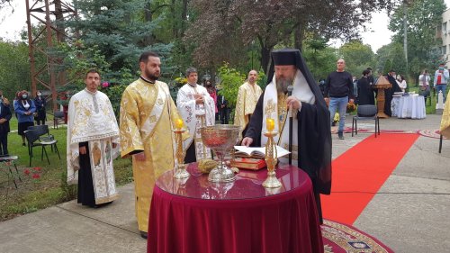 Binecuvântarea noilor clopote ale Bisericii „Sfinții Arhangheli” din Petrești, Ilfov Poza 155754