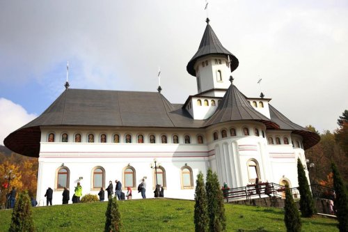 Hramul Mănăstirii Pângăraţi Poza 155976