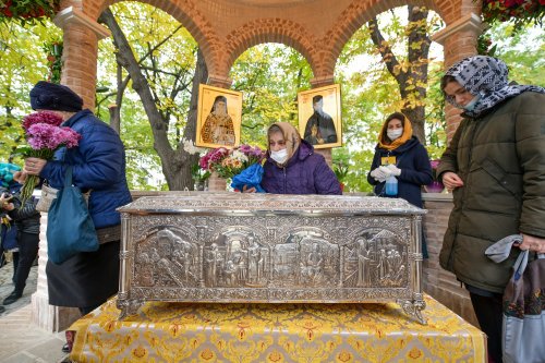 Prinos de laudă adus Sfântului Nectarie la Mănăstirea Radu Vodă Poza 156990