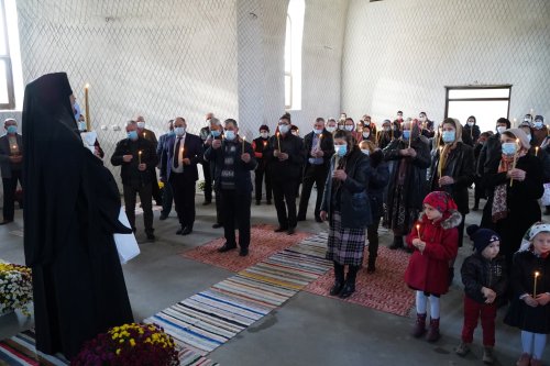 Binecuvântarea lucrărilor efectuate la o nouă biserică din judeţul Galaţi Poza 156897
