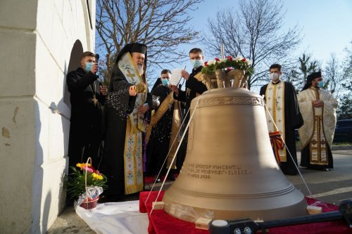 Sfințirea noilor clopote ale Mănăstirii „Sfinții Voievozi” din Slobozia  Poza 158374
