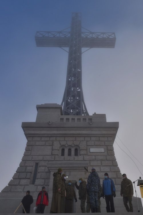 Crucea Eroilor de pe Caraiman a fost resfințită Poza 158493
