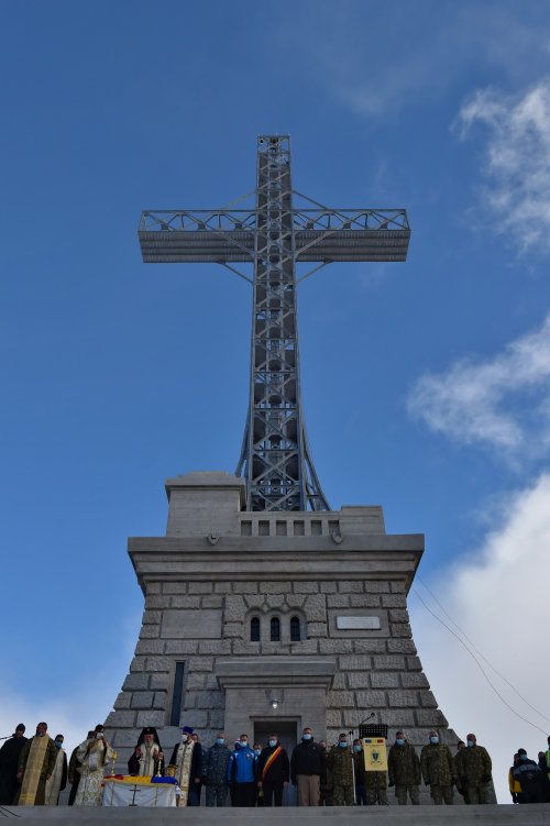 Crucea Eroilor de pe Caraiman a fost resfințită Poza 158505