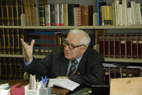 Profesorul Gabriel Ștrempel, harnic cercetător şi director al Bibliotecii Academiei Române Poza 158832