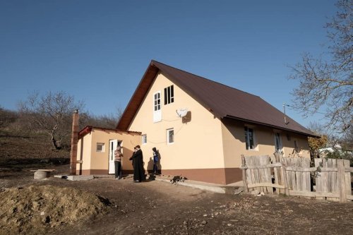 A fost sfințită a doua casă construită de Pro Vita Iași pentru familiile numeroase Poza 158833
