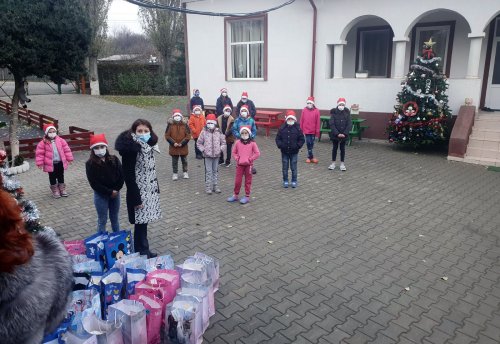 Patriarhul României a oferit daruri pentru copii şi tineri