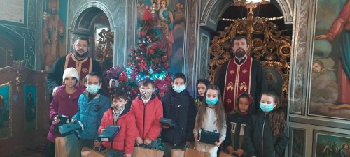 „Ghetuțele lui Moș Nicolae” au ajuns la familii sărace din Caraș-Severin  Poza 160098