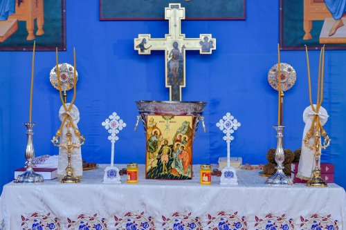 Patriarhul României a sfinţit Agheasma Mare oferită credincioșilor de Bobotează  Poza 161082