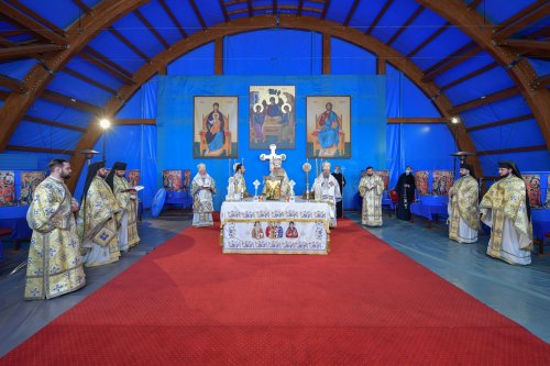 Patriarhul României a sfinţit Agheasma Mare oferită credincioșilor de Bobotează  Poza 161088