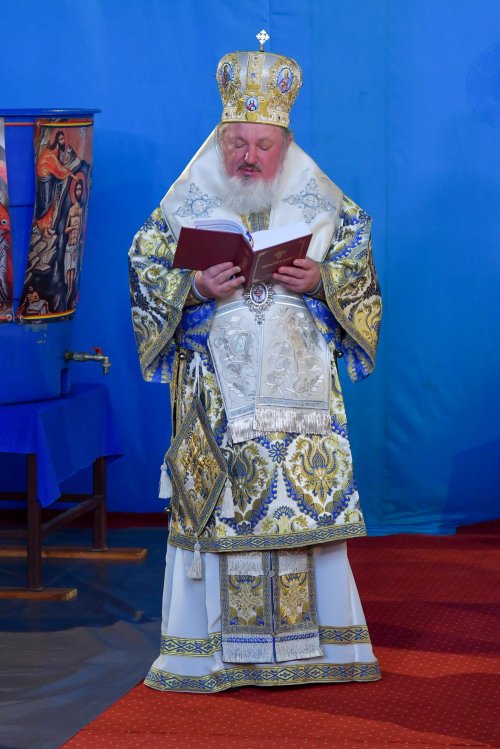 Patriarhul României a sfinţit Agheasma Mare oferită credincioșilor de Bobotează  Poza 161091