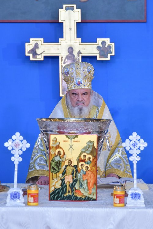 Patriarhul României a sfinţit Agheasma Mare oferită credincioșilor de Bobotează  Poza 161093