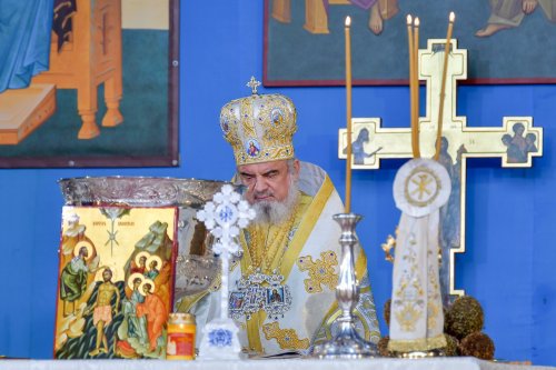 Patriarhul României a sfinţit Agheasma Mare oferită credincioșilor de Bobotează  Poza 161096