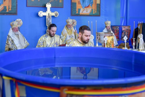 Patriarhul României a sfinţit Agheasma Mare oferită credincioșilor de Bobotează  Poza 161104