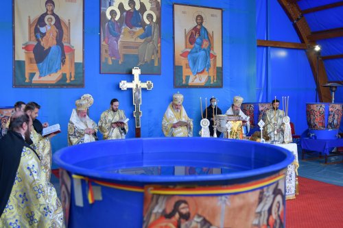 Patriarhul României a sfinţit Agheasma Mare oferită credincioșilor de Bobotează  Poza 161105
