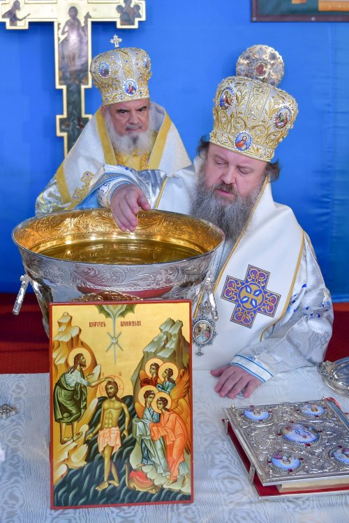 Patriarhul României a sfinţit Agheasma Mare oferită credincioșilor de Bobotează  Poza 161106
