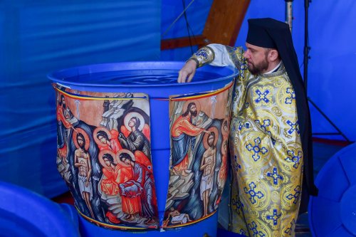 Patriarhul României a sfinţit Agheasma Mare oferită credincioșilor de Bobotează  Poza 161107