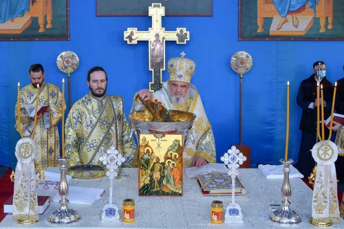 Patriarhul României a sfinţit Agheasma Mare oferită credincioșilor de Bobotează  Poza 161110