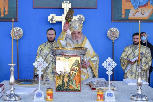 Patriarhul României a sfinţit Agheasma Mare oferită credincioșilor de Bobotează  Poza 161113