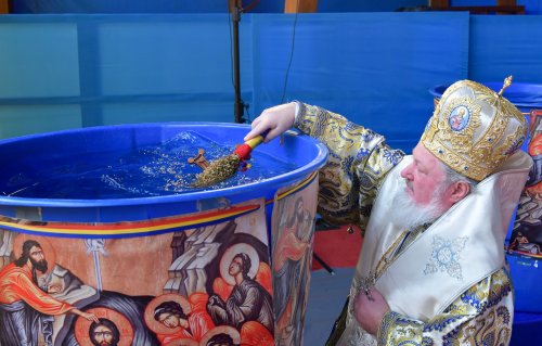 Patriarhul României a sfinţit Agheasma Mare oferită credincioșilor de Bobotează  Poza 161114