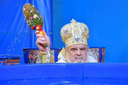 Patriarhul României a sfinţit Agheasma Mare oferită credincioșilor de Bobotează  Poza 161117