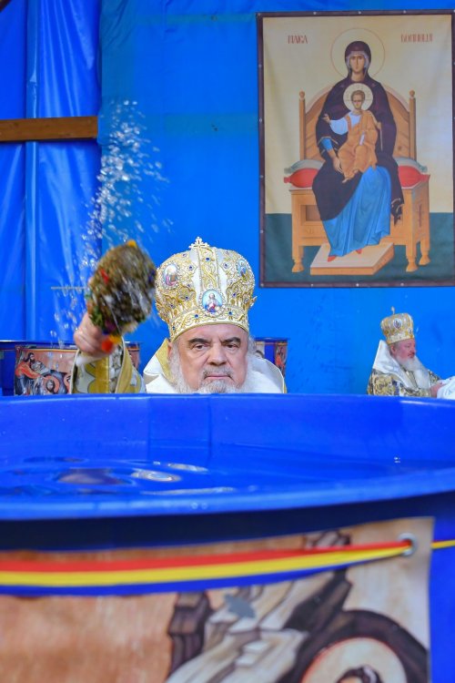 Patriarhul României a sfinţit Agheasma Mare oferită credincioșilor de Bobotează  Poza 161118