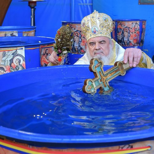 Patriarhul României a sfinţit Agheasma Mare oferită credincioșilor de Bobotează  Poza 161119