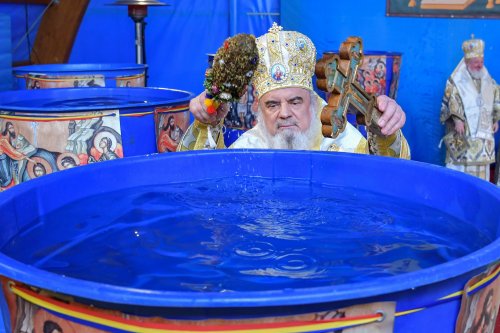 Patriarhul României a sfinţit Agheasma Mare oferită credincioșilor de Bobotează  Poza 161120
