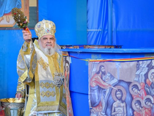 Patriarhul României a sfinţit Agheasma Mare oferită credincioșilor de Bobotează  Poza 161121