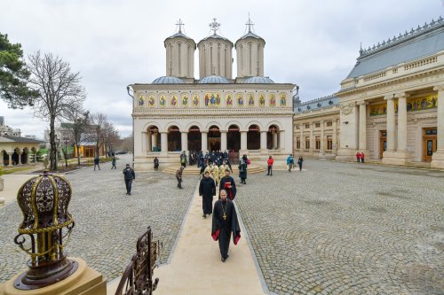 Patriarhul României a sfinţit Agheasma Mare oferită credincioșilor de Bobotează  Poza 161122