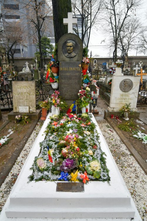 La mormântul lui Mihai Eminescu Poza 161767