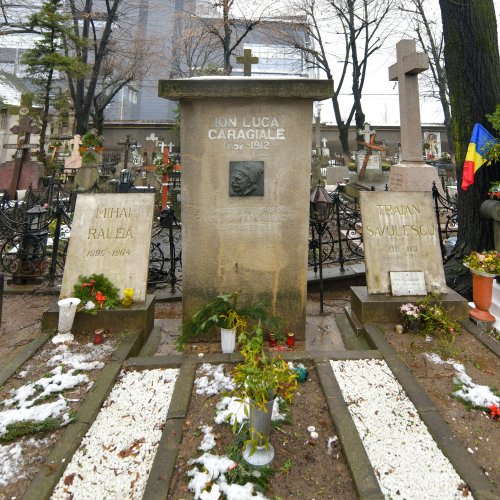 La mormântul lui Mihai Eminescu Poza 161769