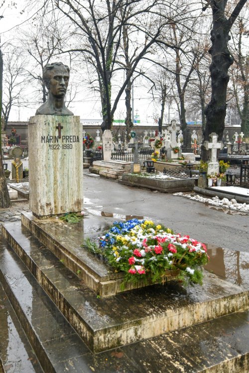 La mormântul lui Mihai Eminescu Poza 161770