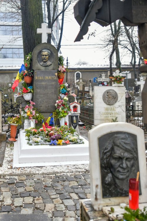 La mormântul lui Mihai Eminescu Poza 161771