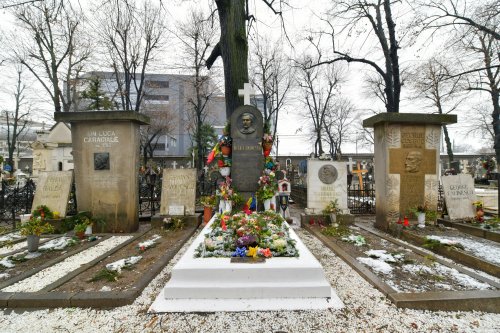 La mormântul lui Mihai Eminescu