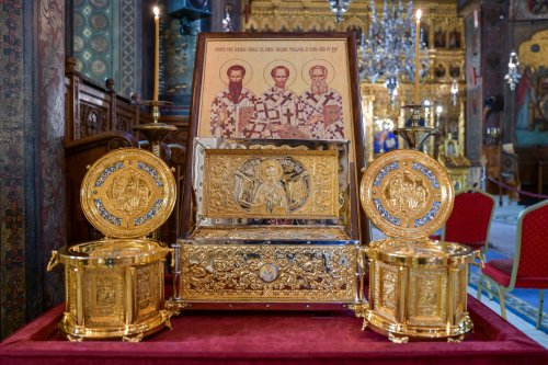 Moaştele Sfinţilor Trei Ierarhi au fost cinstite la Catedrala Patriarhală Poza 162846