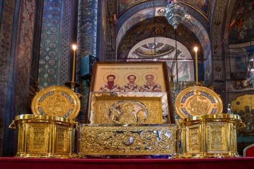 Moaştele Sfinţilor Trei Ierarhi au fost cinstite la Catedrala Patriarhală