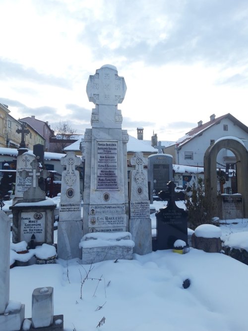 Cimitirul Groaveri din Braşov iradiază patriotism şi cultură  Poza 163758