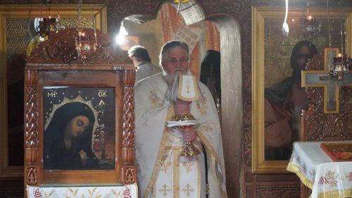 Părintele Mihail, slujitorul neobosit din „catedrala cu vitralii foşnitoare” Poza 164045