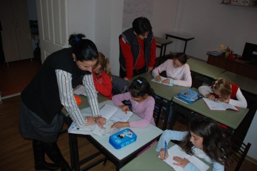 Ajutor pentru 645 de elevi din judeţele Alba, Mureş şi Bihor