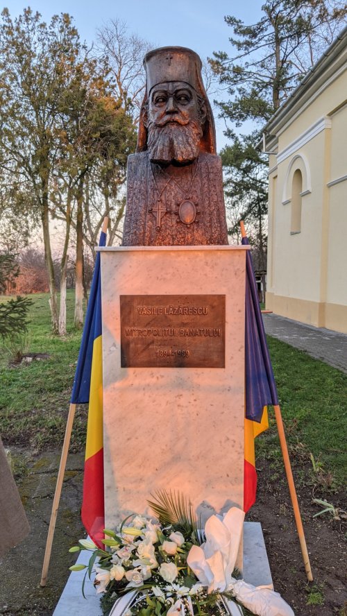 Dezvelirea bustului Mitropolitului Vasile Lăzărescu în satul natal Poza 164565