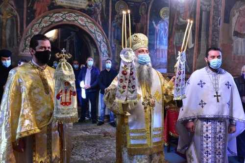 Liturghie arhierească la mănăstirea vâlceană Mamu Poza 165367