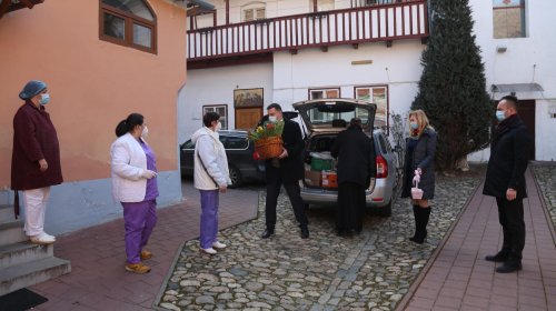 Daruri de 8 Martie pentru 150 de vârstnici din Sibiu Poza 165553